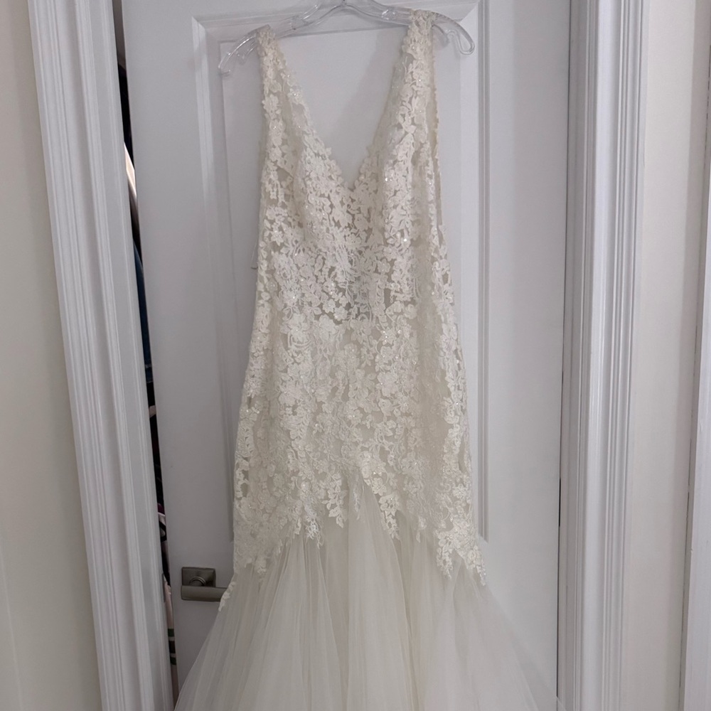 Aire Barcelona Elegant Lace and Tulle Wedding Dress- New with tags